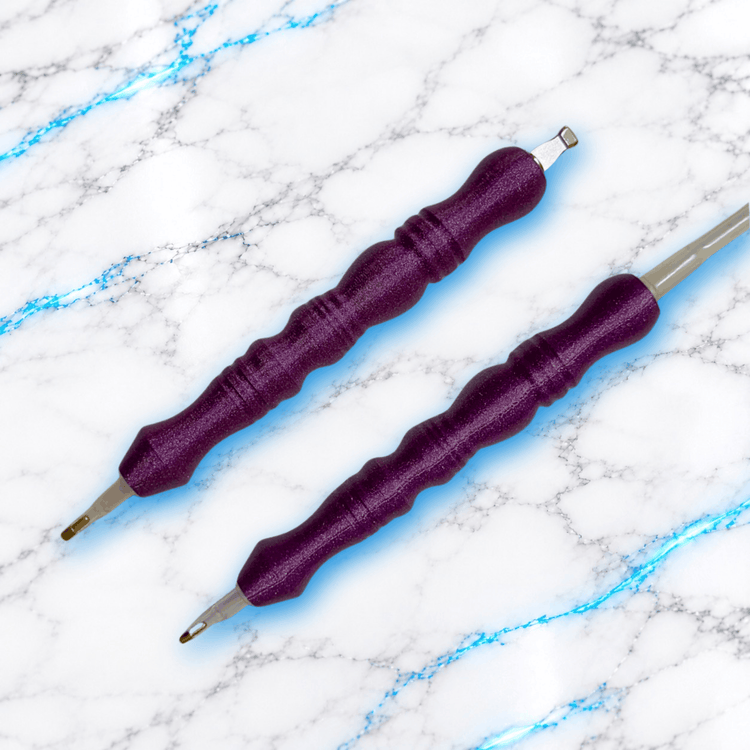 Deux crayons 3D Unicorn pour Diamond Painting, violet pailleté, avec manches ergonomiques sculptés et embouts métalliques pour broderie diamant.