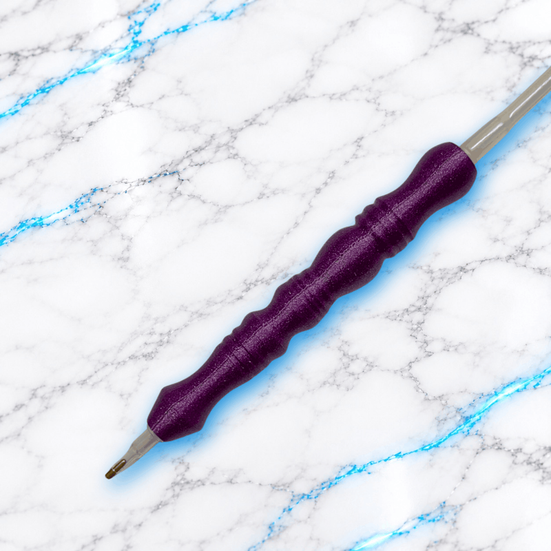 Crayon ergonomique Unicorn pour Diamond Painting en violet pailleté, avec manche 3D sculpté, pointe métallique et long embout pour broderie diamant.