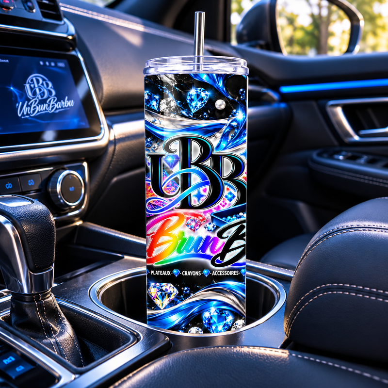 Gobelet isotherme UBB Éclat Bleu avec couvercle et paille métallique, placé dans le porte-gobelet d’une voiture.