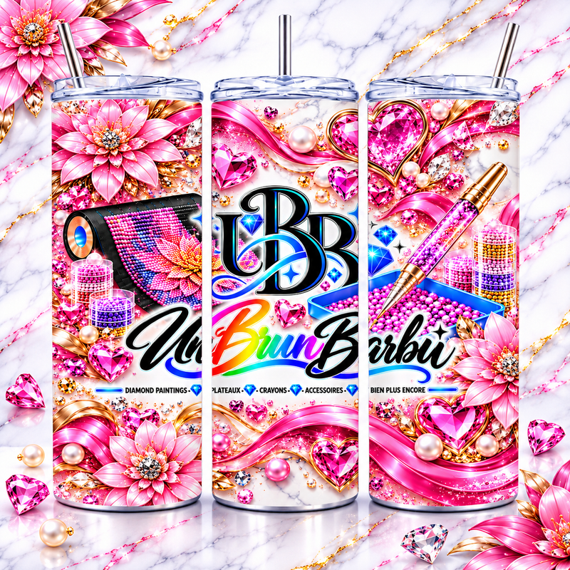 Gobelet isotherme avec paille UBB Éclat Rose sous trois angles, avec fleurs roses, cœurs et accessoires de Diamond Painting illustrés.