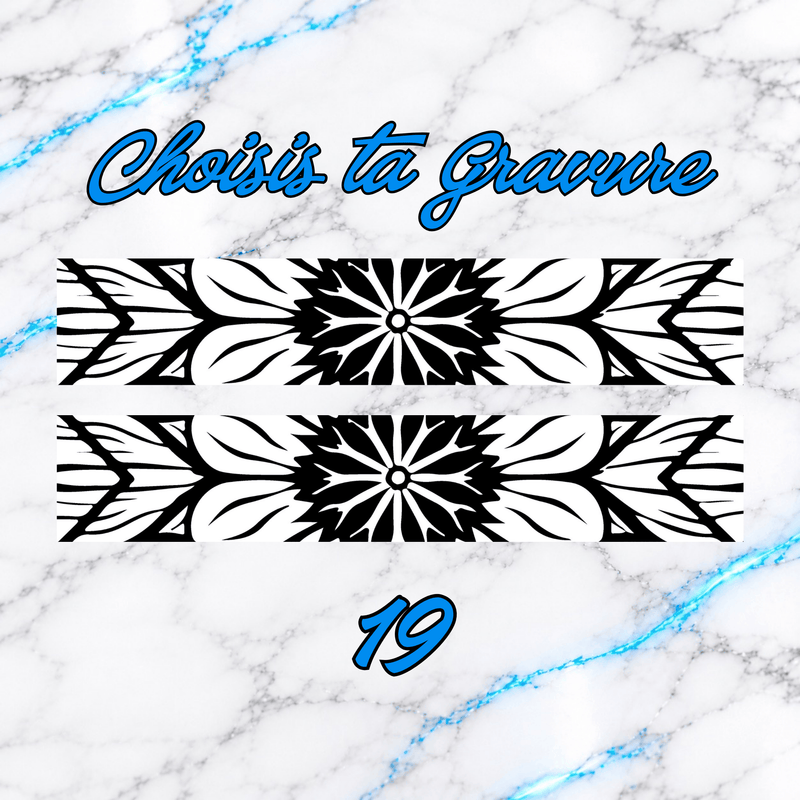 Motif de gravure N°19 pour crayon 3D Diamond Painting, avec grande fleur centrale aux petales pointus et feuillages symetriques noirs sur fond blanc, personnalisation UnBrunBarbu.