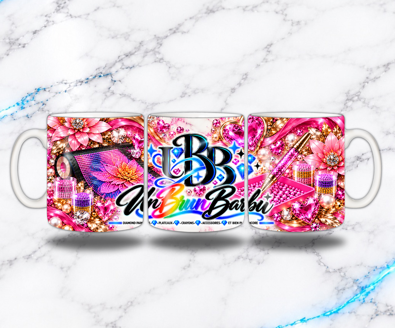 Mug Diamond Painting UBB Éclat Rose présenté sous trois angles, avec logo UnBrunBarbu, fleurs roses, cœurs et accessoires créatifs illustrés.