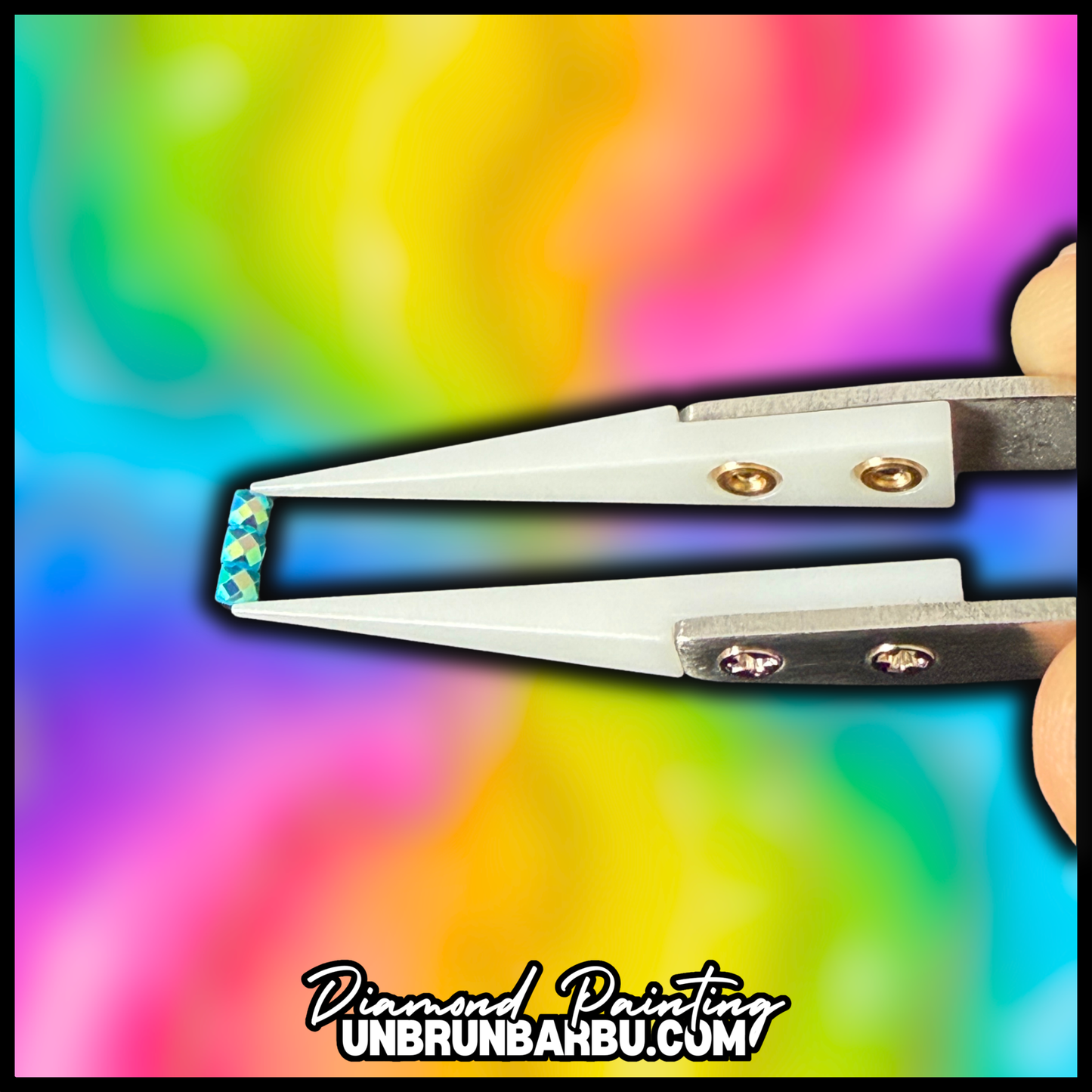 Pince Diamond Painting tenant un diamant pour pose précise sur la toile