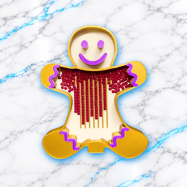 Plateau 3D Diamond Painting de Noël en forme de bonhomme pain d'épice doré, décorations violettes, diamants carrés rouges alignés dans les rainures et zone de stockage, création UnBrunBarbu.