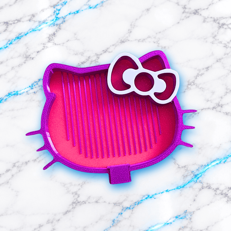 Plateau 3D Diamond Painting Chat Kawaii vide, en forme de tête de chat rose et violet pailleté, avec nœud blanc et rose, moustaches et rainures pour aligner les diamants, création UnBrunBarbu.