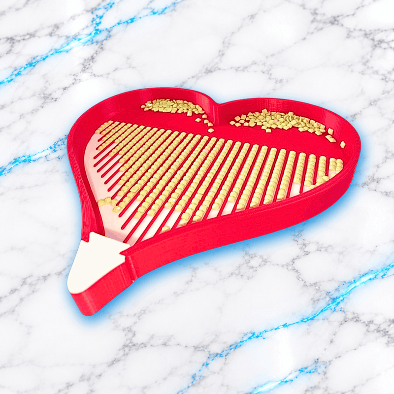Plateau 3D Diamond Painting Coeur Valentine rouge et rose clair presente en vue perspective, avec diamants carres jaunes alignes dans les rainures, compartiments de regroupement et bouchon verseur blanc, creation UnBrunBarbu.