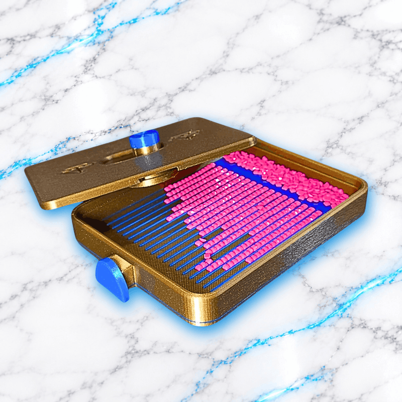 Plateau 3D Diamond Painting FlexLock doré et bleu ouvert avec couvercle coulissant, système de verrouillage et diamants roses alignés dans les rainures, création UnBrunBarbu.