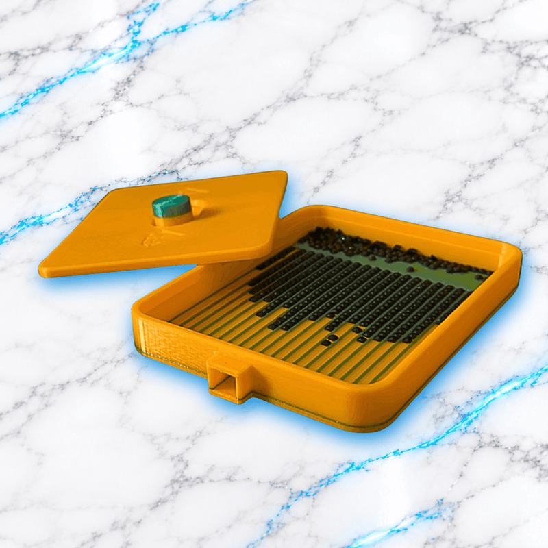 Plateau 3D Diamond Painting FlexLock orange ouvert avec couvercle amovible, lignes d'alignement et diamants noirs, accessoire imprime en 3D par UnBrunBarbu.