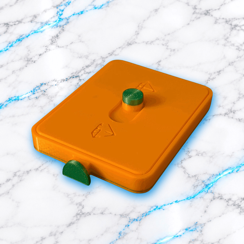 Plateau 3D Diamond Painting FlexLock orange avec couvercle ferme, bouton central vert et languette de verrouillage verte, accessoire imprime en 3D par UnBrunBarbu.