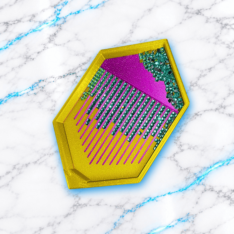 Plateau 3D Diamond Painting HexaDiam hexagonal doré avec fond rose pailleté, rainures d'alignement roses et diamants carrés verts scintillants, création UnBrunBarbu.