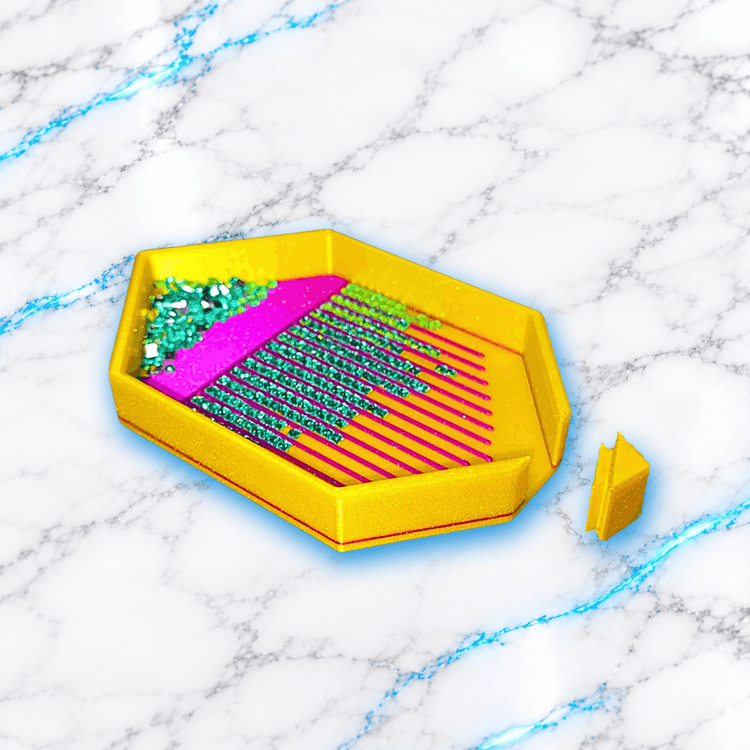 Plateau 3D Diamond Painting HexaDiam jaune avec rainures roses et diamants carres verts scintillants, presente avec son bouchon amovible, creation UnBrunBarbu.