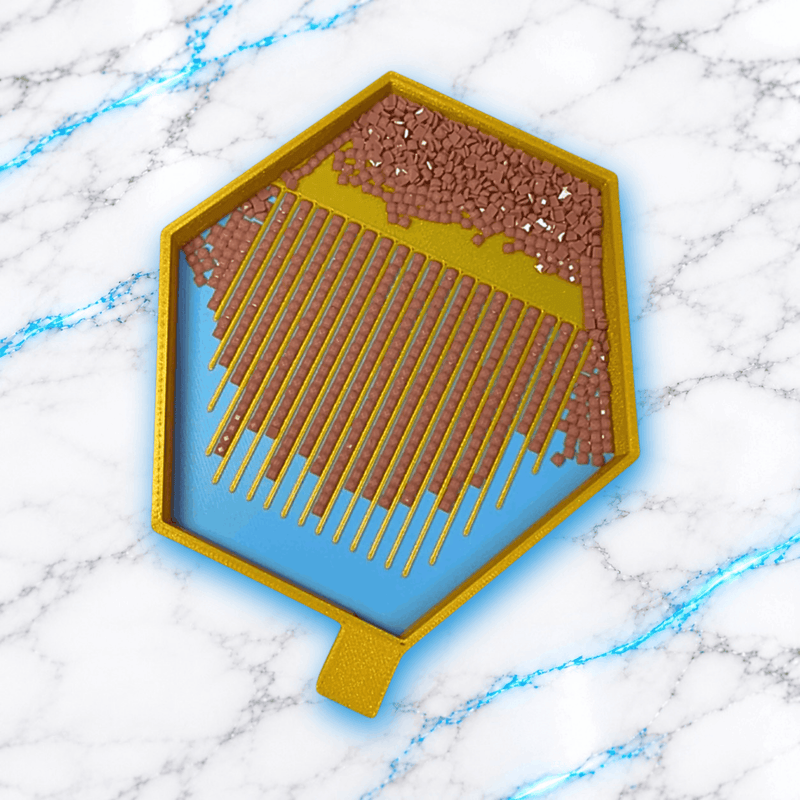Plateau 3D Diamond Painting HexaGlam No Washi hexagonal dore et bleu, rempli de diamants carres roses alignes dans les rainures dorees, avec zone de reserve pour les diamants, creation UnBrunBarbu.