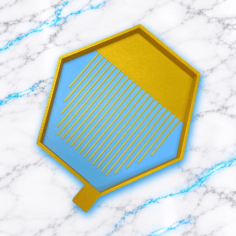 Plateau 3D Diamond Painting HexaGlam No Washi de forme hexagonale, avec bordure doree pailletee, fond bleu et rainures dorees pour aligner les diamants, vue de dessus, creation UnBrunBarbu.