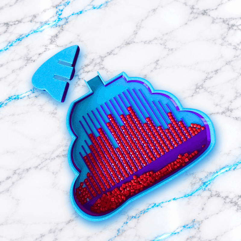 Plateau 3D Diamond Painting La Crotte UnBrunBarbu bleu turquoise et violet, présenté avec son bouchon amovible retiré, rainures remplies de diamants carrés rouges et compartiment de récupération, sur fond marbré blanc aux veines bleues.