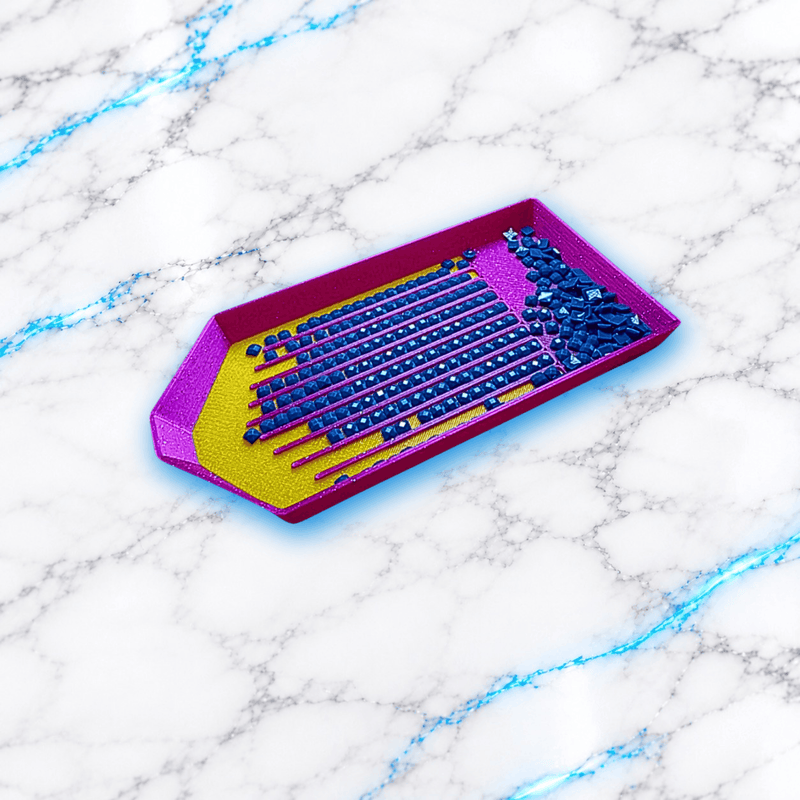 Plateau 3D Diamond Painting Le Basic violet paillete et dore avec diamants carres bleus alignes dans les rainures et zone de regroupement des diamants, creation UnBrunBarbu.