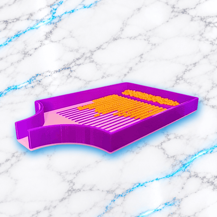 Plateau 3D Diamond Painting Le Big Indispensable UnBrunBarbu, violet et rose, présenté en vue de profil inclinée avec diamants carrés orange alignés dans les rainures, bec verseur large et fond marbre blanc veiné de bleu.