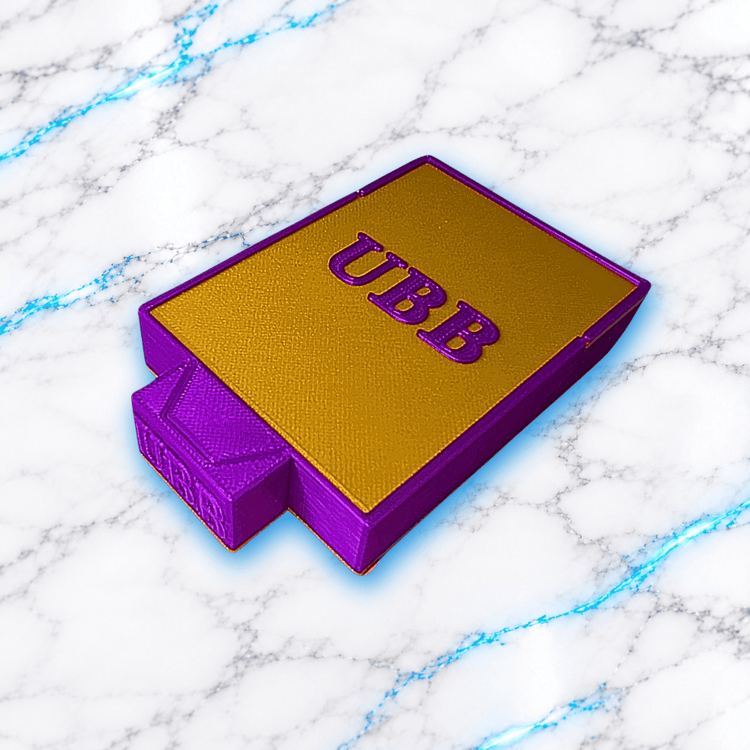 Plateau 3D Diamond Painting Le Coulissable UBB en violet et dore, presente ferme en vue perspective avec couvercle coulissant marque UBB et bouchon verseur, accessoire imprime en 3D UnBrunBarbu.