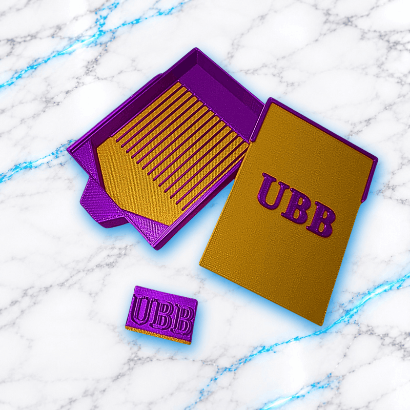 Plateau 3D Diamond Painting Le Coulissable UBB violet et dore ouvert, avec lignes d'alignement pour diamants, couvercle coulissant et bouchon verseur amovible, pieces detachees.