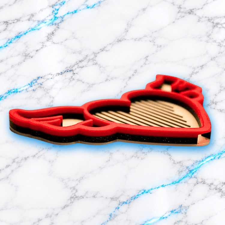 Plateau 3D Diamond Painting Le Love Angel UnBrunBarbu, vue de profil montrant son relief, son contour rouge en forme de cœur ailé, son fond beige à rainures noires et sa base noire pailletée, sur marbre blanc veiné de bleu.