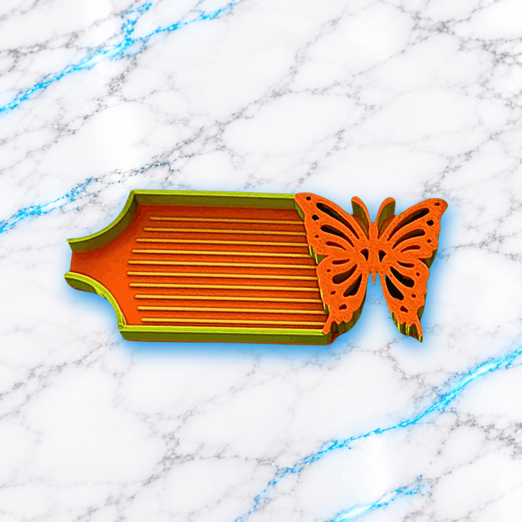 Plateau 3D Diamond Painting Le Papillon d’Espoir UnBrunBarbu, orange et vert, avec rainures de tri dorées et grand papillon ajouré décoratif sur le côté droit, photographié à plat sur fond marbre blanc veiné de bleu.