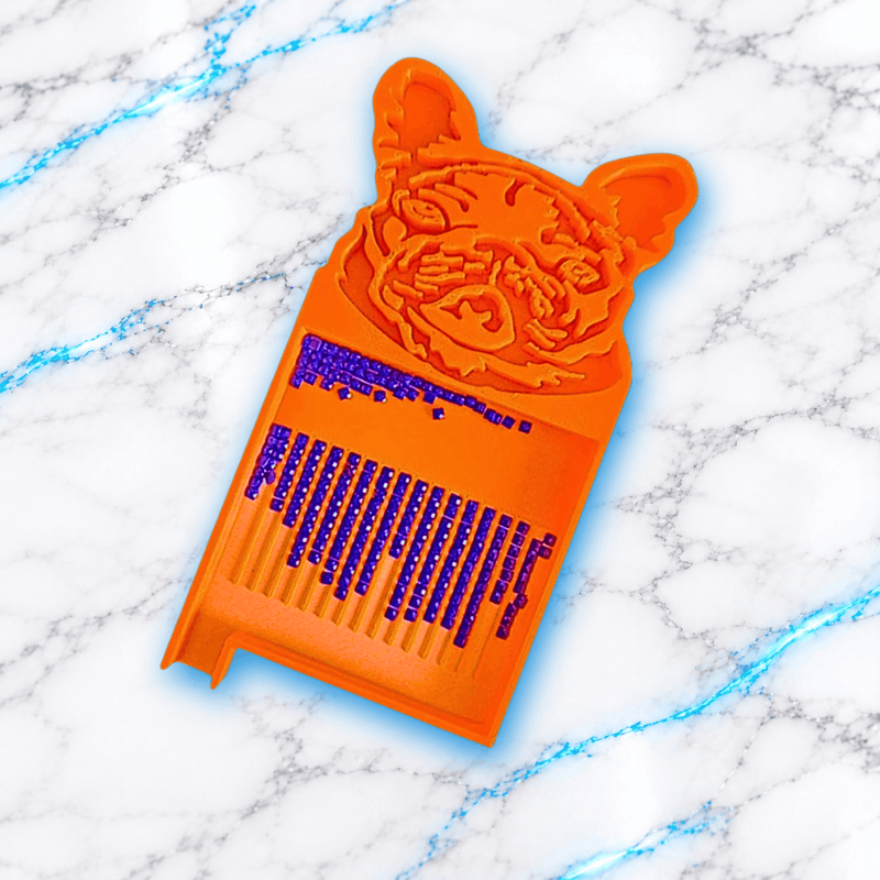 Plateau 3D Diamond Painting Le Petit Boubou UnBrunBarbu, modèle orange avec tête de bouledogue français en relief, rainures pour aligner les diamants violets et bec verseur, sur fond marbré blanc aux veines bleues.