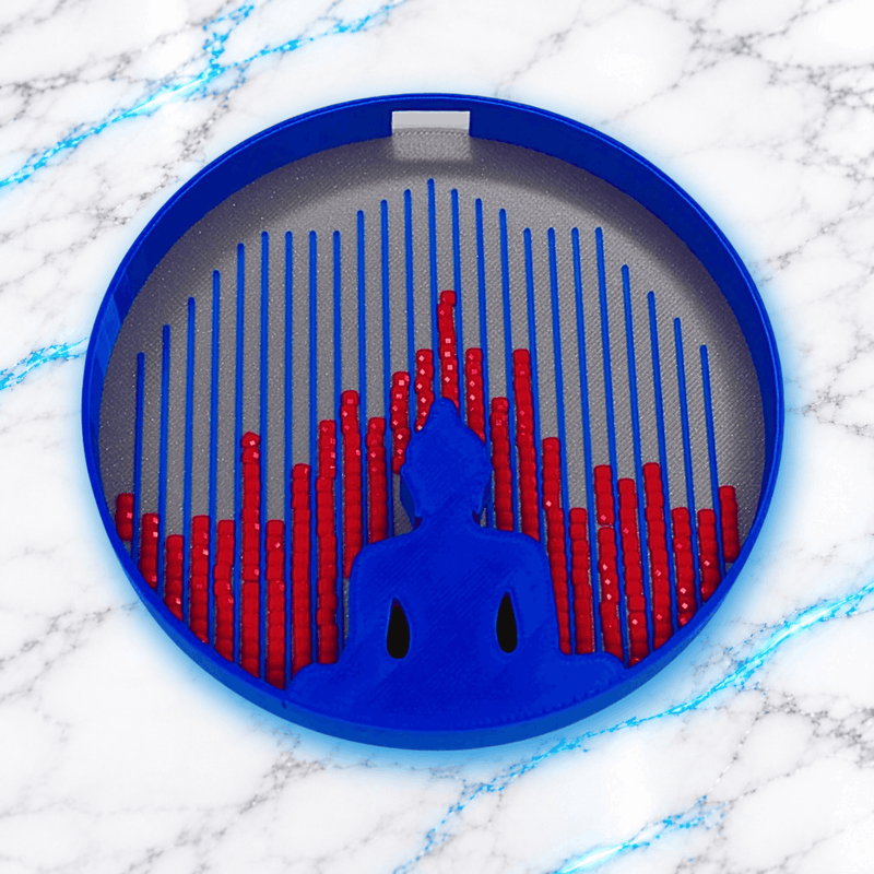 Plateau 3D Diamond Painting Le Plateau Zen UnBrunBarbu, de forme ronde, avec contour bleu, fond gris, silhouette de Bouddha en méditation et diamants carrés rouges alignés dans les rainures bleues, sur fond marbre blanc veiné de bleu.
