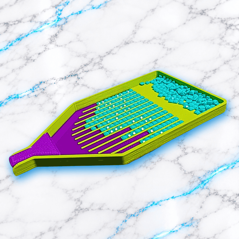 Plateau 3D Diamond Painting Le P'tit Indispensable UnBrunBarbu, jaune citron et violet, présenté en vue de profil inclinée avec diamants carrés turquoise alignés dans les rainures, bec verseur et fond marbre blanc veiné de bleu.