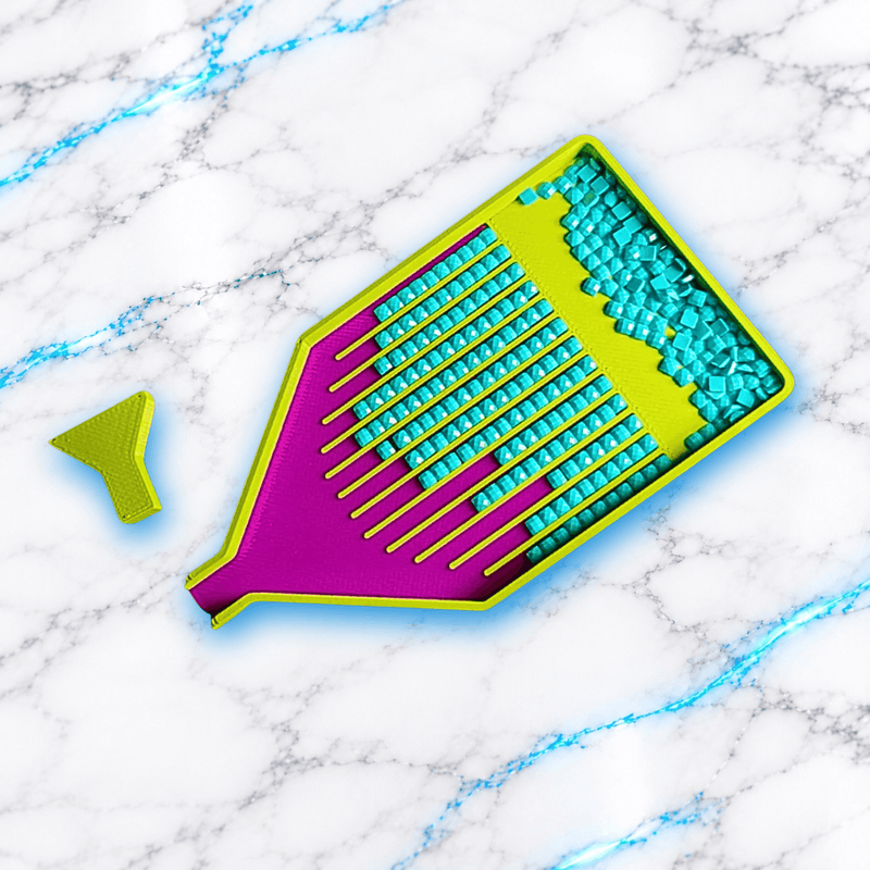 Plateau 3D Diamond Painting Le P'tit Indispensable UnBrunBarbu, rose fuchsia et jaune citron, avec diamants carrés turquoise alignés dans les rainures, bec verseur et bouchon amovible assorti, sur fond marbre blanc veiné de bleu.