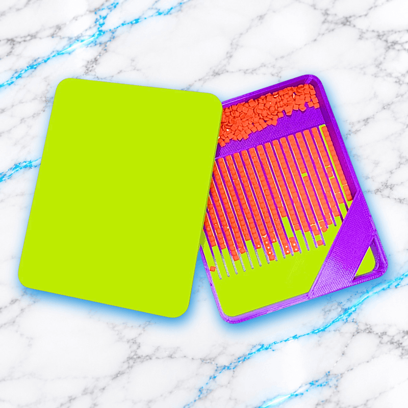 Plateau 3D Diamond Painting Medium Security violet et vert fluo ouvert avec couvercle amovible, diamants carres orange alignes dans les rainures et zone de stockage, creation UnBrunBarbu.