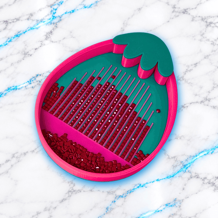 Plateau 3D Diamond Painting en forme d'oeuf de Paques rose fuchsia et turquoise, avec diamants carres rouges alignes dans les rainures et compartiment de regroupement, creation UnBrunBarbu.