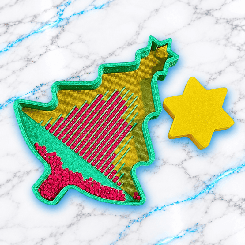 Plateau 3D Diamond Painting Sapin de Noël UnBrunBarbu, vert pailleté avec fond doré, diamants carrés roses dans les rainures et étoile jaune amovible présentée à côté.