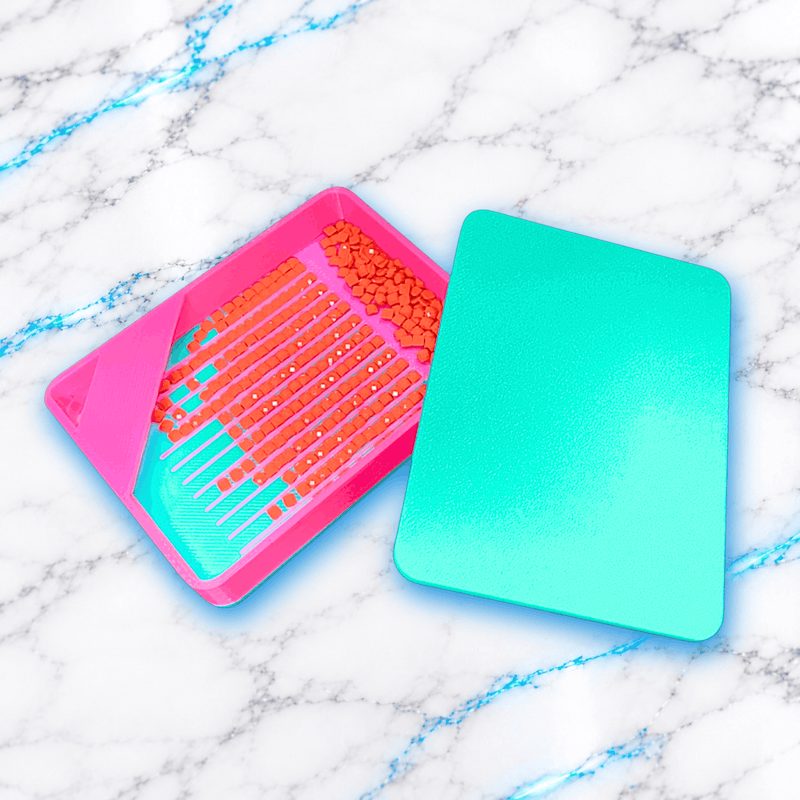 Plateau 3D Diamond Painting Small Security rose et turquoise ouvert avec couvercle amovible pose a cote, diamants carres orange alignes dans les rainures et compartiment de stockage, creation UnBrunBarbu.