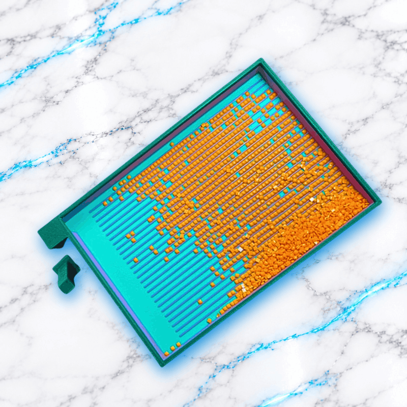 Plateau 3D Diamond Painting L’Ultra Indispensable UnBrunBarbu, grand modèle rectangulaire turquoise avec bordures vertes, rainures d’alignement remplies de diamants carrés orange et embout verseur amovible, sur fond marbré blanc aux veines bleues.