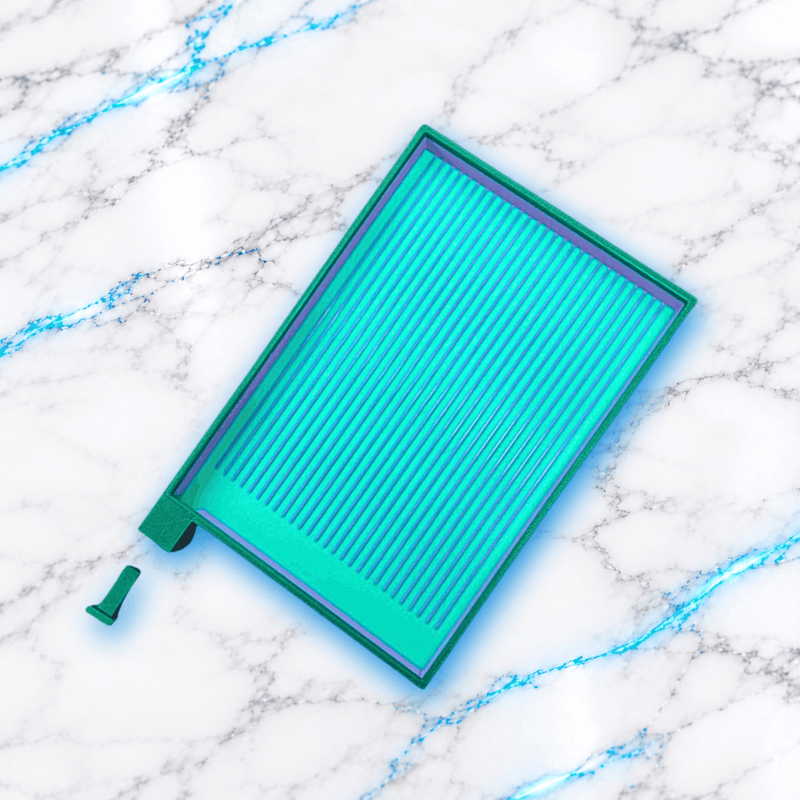 Plateau 3D Diamond Painting L’Ultra Indispensable UnBrunBarbu, grand modèle rectangulaire vide, fond turquoise avec rainures d’alignement violettes, bordures vertes et embout verseur amovible, photographié sur fond marbré blanc aux veines bleues.
