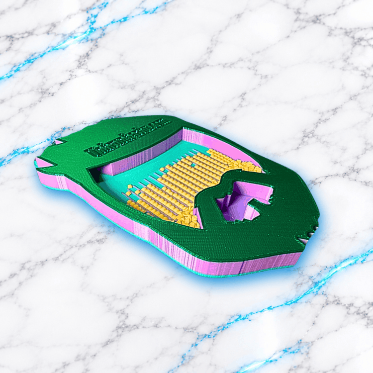 Vue de profil du plateau 3D Diamond Painting UnBrunBarbu en forme de visage barbu, avec structure verte, bordures violettes, fond turquoise, rainures de tri contenant des diamants carrés jaunes et inscription UnBrunBarbu, sur fond marbré blanc et bleu.