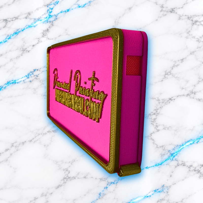 Plateau 3D Diamond Painting WashiLinePro Max rose fuchsia et dore, vue laterale avec couvercle ferme, gravure Diamond Painting en relief et systeme de fermeture coulissant, creation UnBrunBarbu.