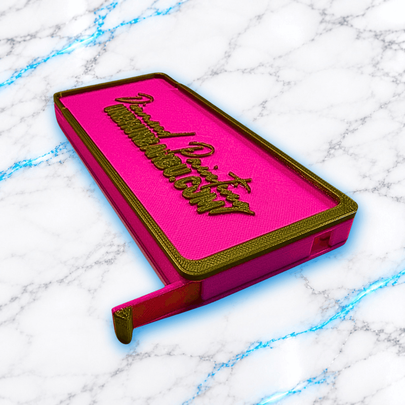 Plateau 3D Diamond Painting WashiLinePro Max rose fuchsia et doré, vue de trois quarts avec couvercle fermé, inscription Diamond Painting en relief et languette latérale, création UnBrunBarbu.