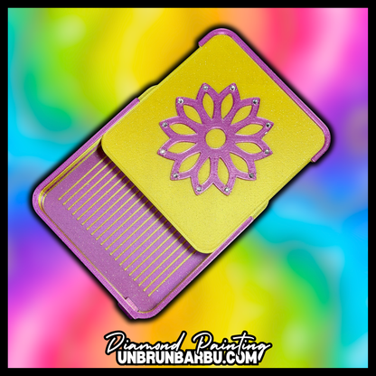 plateau 3d flower strass avec couvercle coulissant ouvert et lignes pour aligner les diamants
