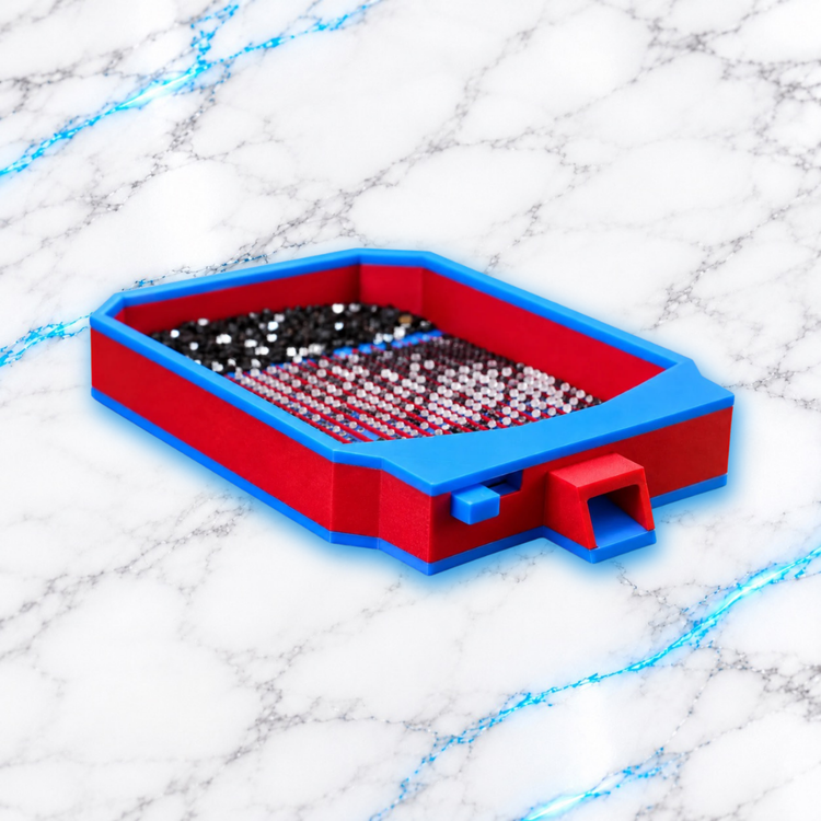 Plateau Diamond Painting ClickFlow bleu et rouge contenant des diamants, avec bouchon coulissant intégré à côté du bec de vidage.