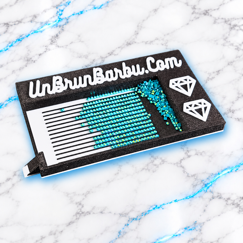 Plateau Diamond Painting Diamant Master XL noir et blanc, avec diamants turquoise alignés, inscription UnBrunBarbu.com et deux diamants décoratifs blancs.