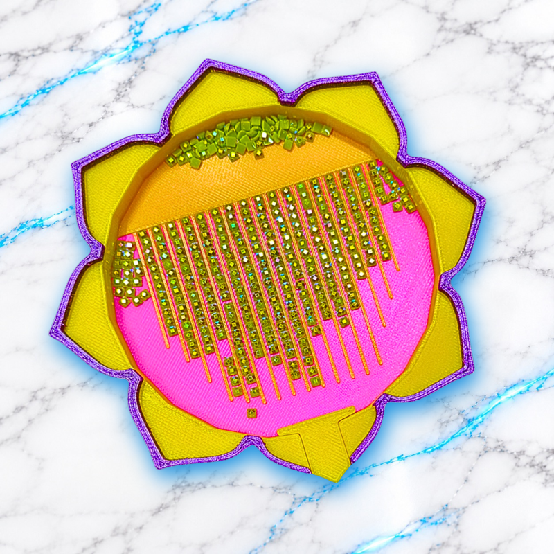 Plateau Diamond Painting Flower Lotus en forme de fleur, jaune et rose à bordure violette, avec diamants carrés verts alignés et bouchon en place.