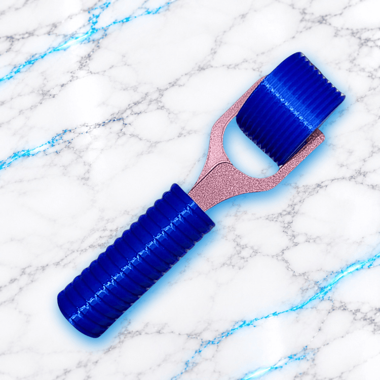 Roller Press Aligneur personnalisable pour Diamond Painting, rouleau bleu électrique avec reliefs d'alignement, manche ergonomique strié bleu et support rose pailleté, accessoire pour ajuster et fixer les diamants sur une toile.