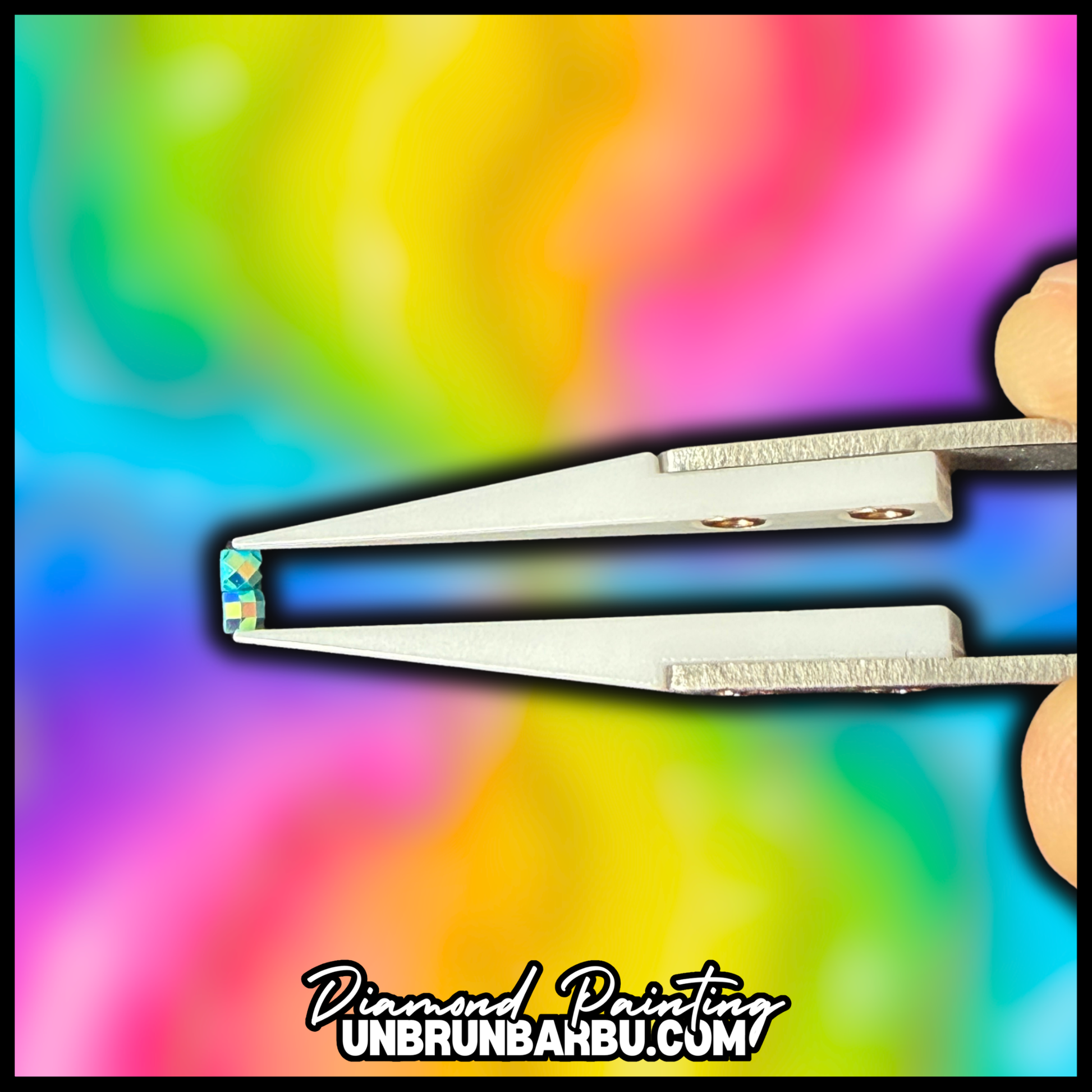 Zoom sur une pince à embout céramique Diamond Painting tenant un diamant