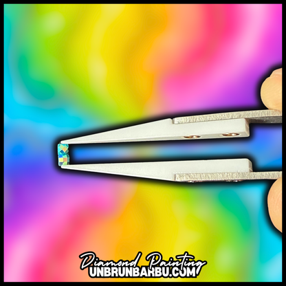 Zoom sur une pince à embout céramique Diamond Painting tenant un diamant